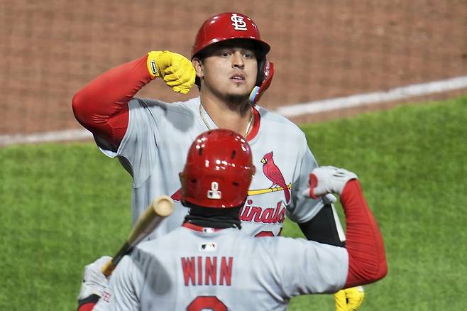 세인트루이스 포수 포조(왼쪽)는 8일(한국시간) PNC파크에서 열린 '2025 메이저리그' 피츠버그전에서 7번타자 포수로 선발 출전했다. 4년 만에 빅리그 복귀전에서 홈런포를 쏘아 올렸고, 도루를 저지하는 등 맹활약하며 눈길을 끌었다. 연합뉴스 AFP