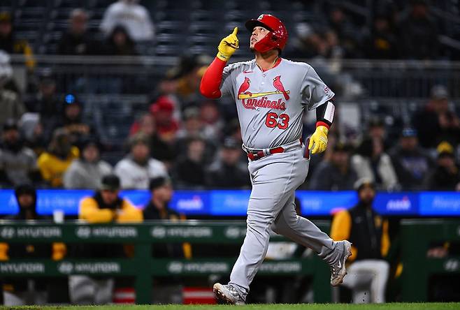 세인트루이스 포수 포조는 8일(한국시간) PNC파크에서 열린 '2025 메이저리그' 피츠버그전에서 7번타자 포수로 선발 출전했다. 4년 만에 빅리그 복귀전에서 홈런포를 쏘아 올렸고, 도루를 저지하는 등 맹활약하며 눈길을 끌었다. 연합뉴스 AFP