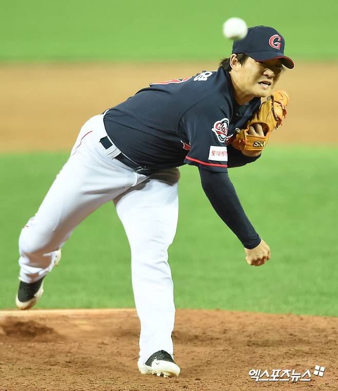 롯데 투수 박시영은 9일 사직구장에서 열릴  '2025 신한 SOL Bank KBO 리그' KIA와 정규시즌 두 번째 맞대결을 앞두고 1군에 콜업됐다. 지쳐 있는 롯데 불펜에 활력을 불어넣길 주길 많은 기대를 받고 있다. 엑스포츠뉴스 DB