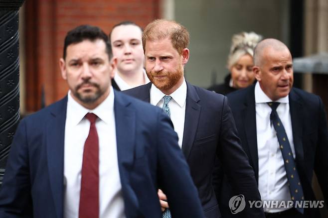 법원을 나서고 있는 해리 왕자 [AFP 연합뉴스]
