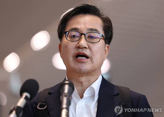 김동연 경기도지사 대선 출마 선언 (영종도=연합뉴스) 황광모 기자 = 김동연 경기도지사가 9일 인천공항 2터미널에서 제21대 대통령선거 출마 선언을 하고 있다. 김 지사는 이날 미국 트럼프 발 관세 전쟁 대응책을 찾기 위해 미국으로 출국하기 전 가진 '자동차 부품 관세 대응을 위한 긴급 출국 보고 회견'에서 대선 출마 선언을 하게 됐다. 2025.4.9 hkmpooh@yna.co.kr