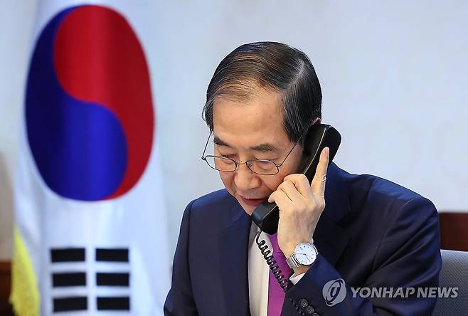 한덕수 대통령 권한대행, 트럼프 미국 대통령과 전화 통화 (서울=연합뉴스) 홍해인 기자 = 한덕수 대통령 권한대행 국무총리가 8일 정부서울청사에서 도널드 트럼프 미국 대통령과 전화 통화를 하고 있다. 2025.4.8 [국무총리실 제공. 재판매 및 DB 금지] hihong@yna.co.kr