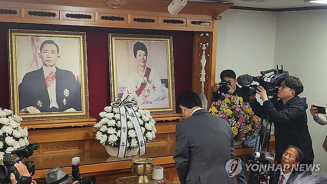 이철우 경북도지사, 박정희 전 대통령 생가서 대선 출마 선언 (안동=연합뉴스) 이철우 경북도지사가 9일 구미 박정희 전 대통령 생가를 찾아 참배하고 있다. 이 지사는 박 전 대통령 생가에서 대선 출마 기자회견을 했다. 2025. 4. 9 [이철우 측 제공. 재판매 및 DB 금지] haru@yna.co.kr