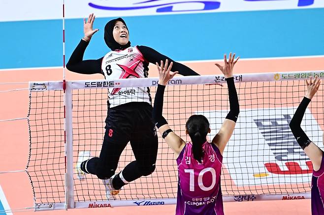 스파이크하는 정관장의 메가(왼쪽) [한국배구연맹 제공. 재판매 및 DB 금지]