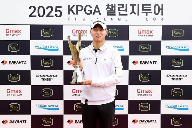 챌린지 투어 3회 대회에서 우승한 최찬 최찬이 9일 전북 군산 CC(파71·7천143야드)에서 열린 한국프로골프(KPGA) 챌린지 투어 3회 대회에서 우승한 뒤 트로피를 들고 포즈를 취하고 있다. [한국프로골프협회 제공. 재배포 및 DB 금지]