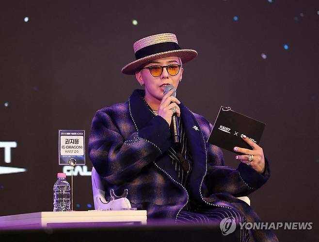 AI와 엔터테크 미래 (대전=연합뉴스) 양영석 기자 = 그룹 빅뱅의 멤버이자 카이스트 기계공학과 초빙교수인 지드래곤(권지용)이 9일 대전 카이스트에서 열린 행사에 참석해 엔터테인먼트산업과 과학기술의 협력에 대해 말하고 있다. 2025.4.9 youngs@yna.co.kr