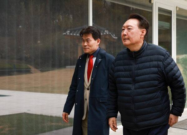 전한길씨와 윤석열 전 대통령이 서울 용산 한남동 관저 안에서 걷고 있다. (사진=전한길 뉴스 갈무리)