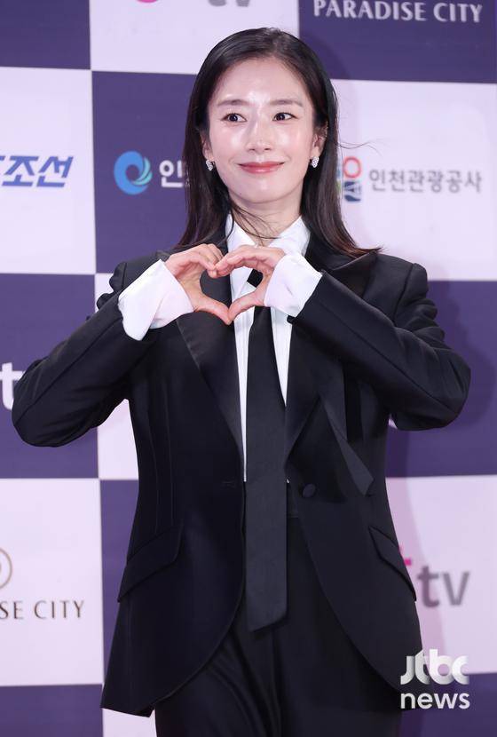 배우 곽선영이 19일 오후 인천 운서동 파라다이스시티에서 열린 '제3회 청룡 시리즈 어워즈' 레드카펫에 참석해 포즈를 취하고 있다. 김현우 엔터뉴스팀 기자 kim.hyunwoo3@jtbc.co.kr (콘텐트비즈니스본부)