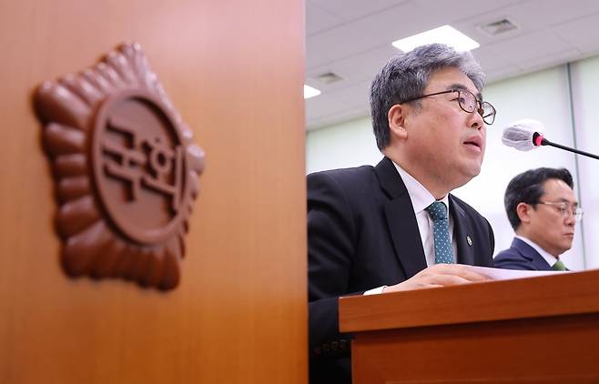 임상섭 산림청장이 10일 국회에서 열린 농림축산식품해양수산위원회 전체회의 경북 산불 관련 현안질의에서 의원 질문에 답변하고 있다. 2025.4.10 / 연합뉴스