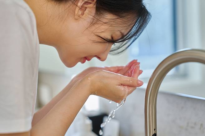 외출 후에는 옷을 잘 털어내고 알맞은 세정제로 코나 눈을 씻어낸다. [사진= 게티이미지뱅크]