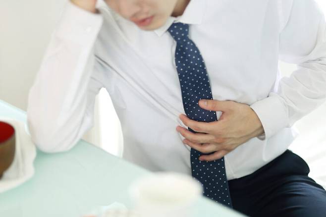 복통은 많은 사람들이 종종 겪는 증상이다. 하지만 통증이 너무 심하거나, 자주 발생하면 원인이 무엇인지 정확한 진단을 받을 필요가 있다. [사진=클립아트코리아]