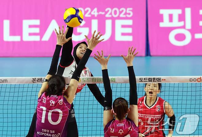 인도네시아 출신의 메가왓티 퍼티위(왼쪽). 2025.4.8/뉴스1 ⓒ News1 김명섭 기자