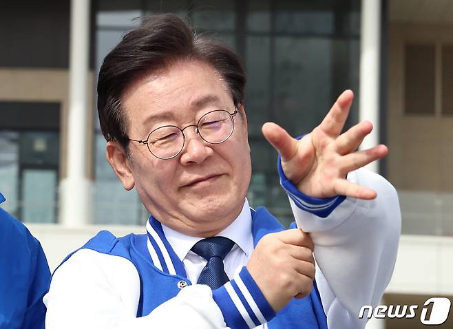이재명 더불어민주당 대표가 17일 오후 경기 화성시 동탄호수공원에서 발언하기 전 당 점퍼를 입고 있다. 2024.3.17/뉴스1 ⓒ News1 구윤성 기자