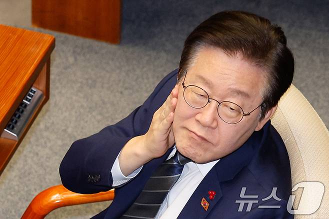 이재명 더불어민주당 대표가 7일 오후 서울 여의도 국회 본회의장에서 윤석열 대통령 탄핵소추안 투표 종료 뒤 생각에 잠겨 있다.  2024.12.7/뉴스1 ⓒ News1 안은나 기자