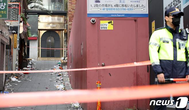 1일 오전 서울 용산구 해밀톤 호텔 이태원 압사 참사 사건 현장에 해밀톤 호텔 측 분홍 철제 가벽이 설치돼 있다.  이태원 참사 현장에 위치한 해밀톤호텔이 사고가 발생한 골목길에 건축한계선을 넘은 불법 건축물을 지어 사고 당시 병목 현상을 야기했다는 지적이 제기됐다. 골목 하단부에는 분홍 철제 가벽이 10m가량 이어져 있으며, 골목 위쪽은 폭이 5m 이상이지만 아래쪽은 3.2m로 좁아지는 게 이 때문이다. 2022.11.1/뉴스1 ⓒ News1 이승배 기자