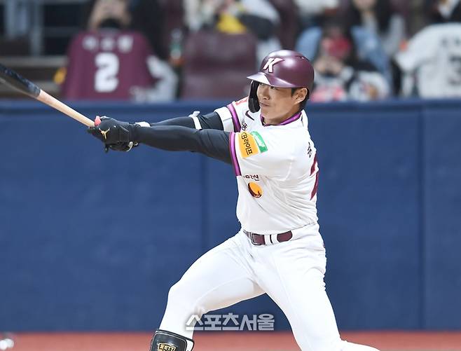 키움 송성문이 18일 고척스카이돔에서 열린 2025 KBO리그 시범경기 롯데와 경기 4회말 우중간 안타를 치고 있다. 고척 | 최승섭기자 thunder@sportsseoul.com