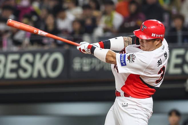 KIA 최형우가 광주-기아 챔피언스 필드에서 열린 2025 KBO리그 정규시즌 키움전에서 3회말 솔로포를 터뜨리고 있다. 사진 | KIA 타이거즈