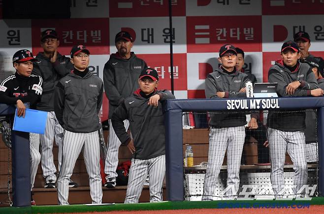 9일 서울 고척스카이돔에서 열린 키움 히어로즈와 LG 트윈스의 경기. LG 염경엽 감독과 코치진이 경기를 지켜보고 있다. 고척=박재만 기자 pjm@sportschosun.com/2025.04.09/