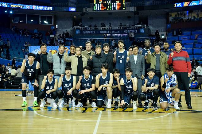 지난 3월 1일 서울 삼성의 홈경기에서 삼성 출신 OB 회원들이 삼성 선수단을 격려 방문했다. 사진제공=KBL