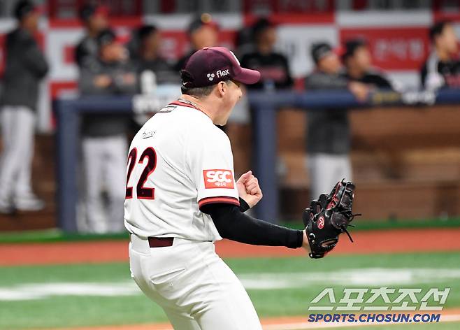 9일 서울 고척스카이돔에서 열린 키움 히어로즈와 LG 트윈스의 경기. 8회초 2사 1,2루 LG 홍창기 안타성 타구를 키움 좌익수 푸이그가 잡아내자 로젠버그가 포효하고 있다. 고척=박재만 기자 pjm@sportschosun.com/2025.04.09/