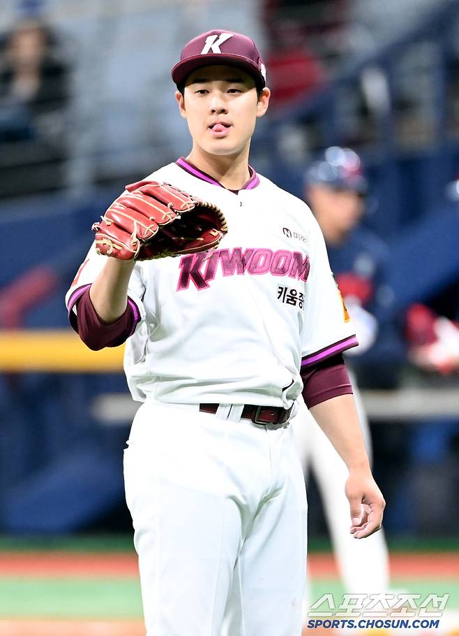 18일 고척스카이돔에서 열린 롯데와 키움의 시범경기, 4회초 1사 1루 키움 정현우가 롯데 윤동희에 안타를 내준 후 공을 건네받고 있다. 고척=허상욱 기자wook@sportschosun.com/2025.03.18/