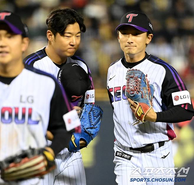 4일 잠실야구장에서 열린 KIA와 LG의 경기, 4회초 2사 1,3루 LG 송승기가 KIA 나성범의 2루수 직선타를 잡아낸 신민재에게 고마움을 전하고 있다. 잠실=허상욱 기자 wook@sportschosun.com/2025.04.04/