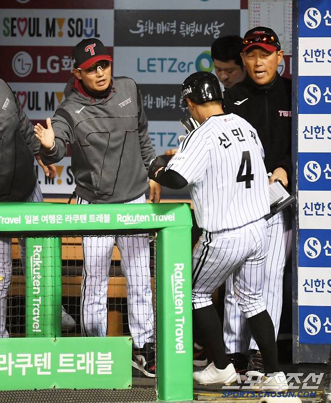 26일 잠실구장에서 열린 LG 트윈스와 한화 이글스의 경기. LG 염경엽 감독이 득점한 신민재를 반기고 있다. 잠실=박재만 기자 pjm@sportschosun.com/2025.03.26/