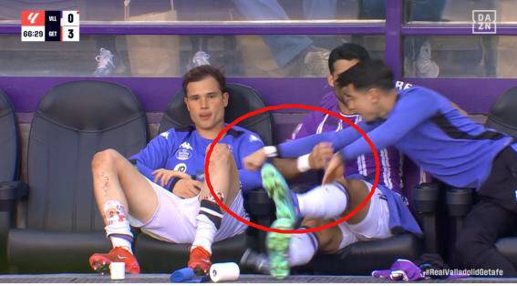 [스포츠조선 강우진 기자]스페인 라리가에서 기상천외한 일이 발생했다. 벤치에서 같은 팀 동료를 주먹으로 폭행하는 사건이 벌어진 것이다.

영국 데일리메일은 10일(한국시각) '한 축구 선수가 뜻밖의 분노를 터뜨리며 팀 동료에게 주먹을 휘두르는 충격적인 장면이 포착됐다'라고 보도했다. 사진=SNS