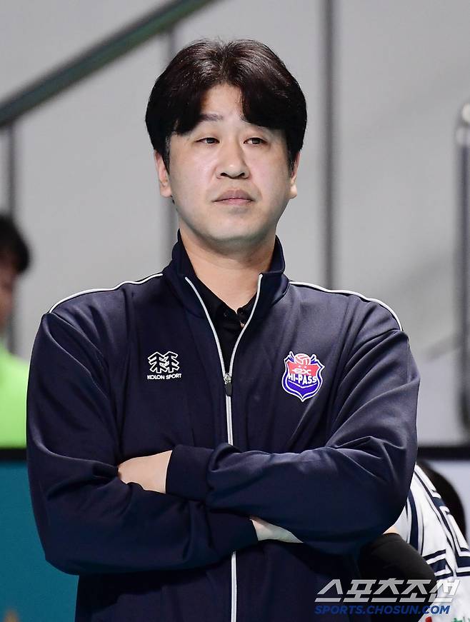 2월 1일 서울 장충체육관에서 열린 배구 V리그 여자부 GS칼텍스와 한국도로공사의 경기.  경기 지켜보는 도로공사 김종민 감독. 장충=송정헌 기자songs@sportschosun.com/2025.02.01/