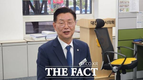 김제선 대전 중구청장이 10일 대전시의회 기자실을 찾아 기자들과 간담회를 갖고 있다. /정예준 기자