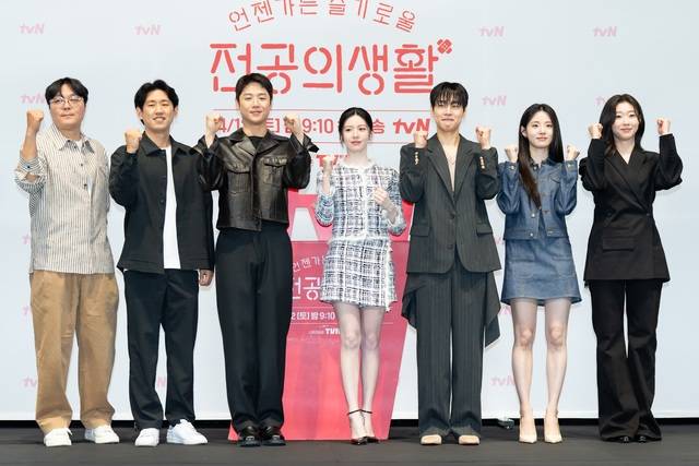 신원호 크리에이터, 이민수 감독, 배우 정준원 고윤정 강유석 신시아 한예지(왼쪽부터)가 10일 오후 2시 서울 구로구에서 열린 tvN 새 토일드라마 '언젠가는 슬기로울 전공의생활' 제작발표회에 참석해 포즈를 취하고 있다. /tvN