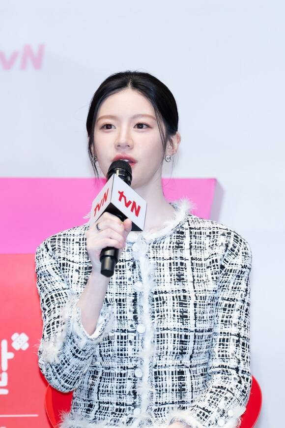 배우 고윤정이 10일 오후 2시 서울 구로구에서 열린 tvN 새 토일드라마 '언젠가는 슬기로울 전공의생활' 제작발표회에서 "시리즈를 잘 본 팬으로써 웅장한 세계관에 참여할 수 있다는 것만으로 영광이었다"고 전했다. /tvN