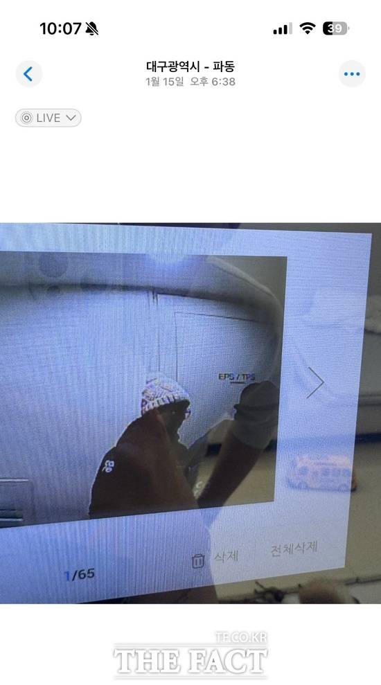 동물권단체 C 활동가가 라이브 방송을 진행하면서 박 씨 가족의 아파트 문 앞에서 초인종을 누르고 있다. /C 단체 유튜브 방송 캡처