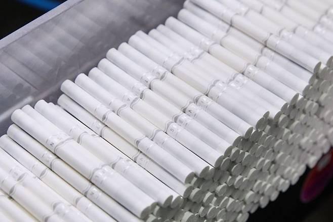 센티아 스틱 컴바이너(Combiner) 공정 과정에서 ‘더블 스틱’ 상태의 모습. 더블 스틱 상태의 제품은 반으로 절단된 후 포장 장비인 패커로 이동된다.[사진제공=한국필립모리스]