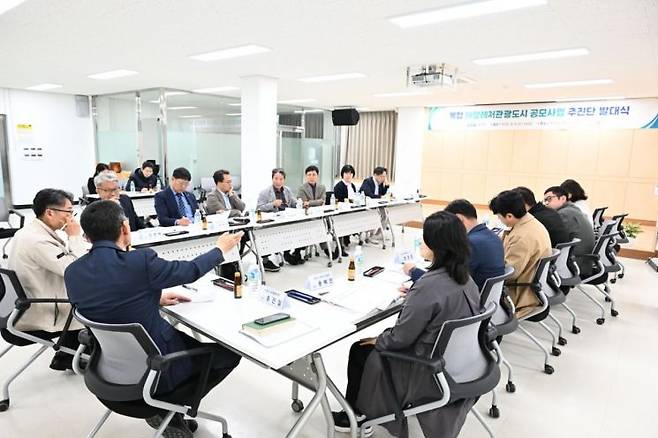 시흥시가 9일 연성동 행정복합센터에서 복합 해양레저관광도시 공모 유치를 위해 개최한 민관합동 추진단 회의에서 참석자들이 공모 전략을 논의하고 있다. 시흥시 제공