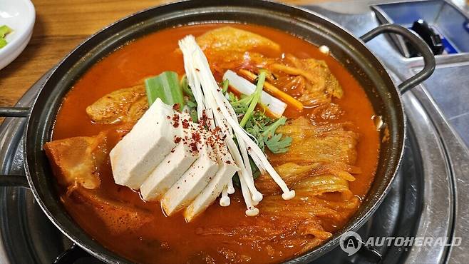 초가 뭉텅찌개는 묵은지가 통째로 들어가고 돼지 삼겹살이 뭉텅이로 들어간다. (양승덕)