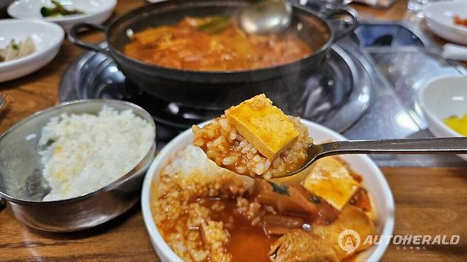 부드러우면서 냄새 없는 삼겹살 특유의 고소함이 여느 김치 찌개와 다른 맛을 준다. (양승덕)