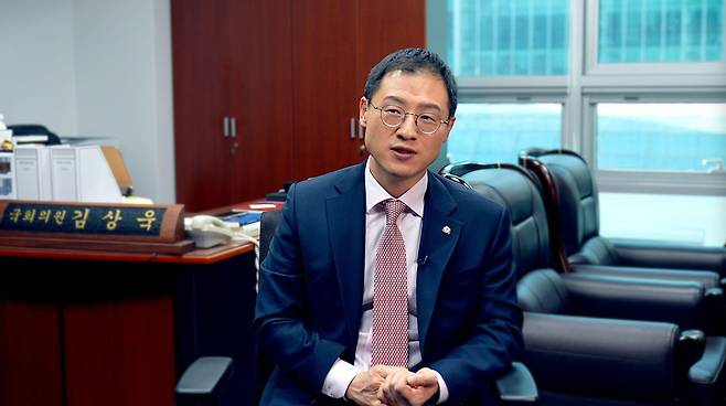 의원실에 앉아서 인터뷰 중인 김상욱 의원