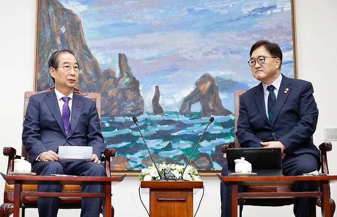 한덕수 대통령 권한대행 겸 국무총리(왼쪽)와 우원식 국회의장이 작년 12월 15일 만나고 있다. /뉴스1