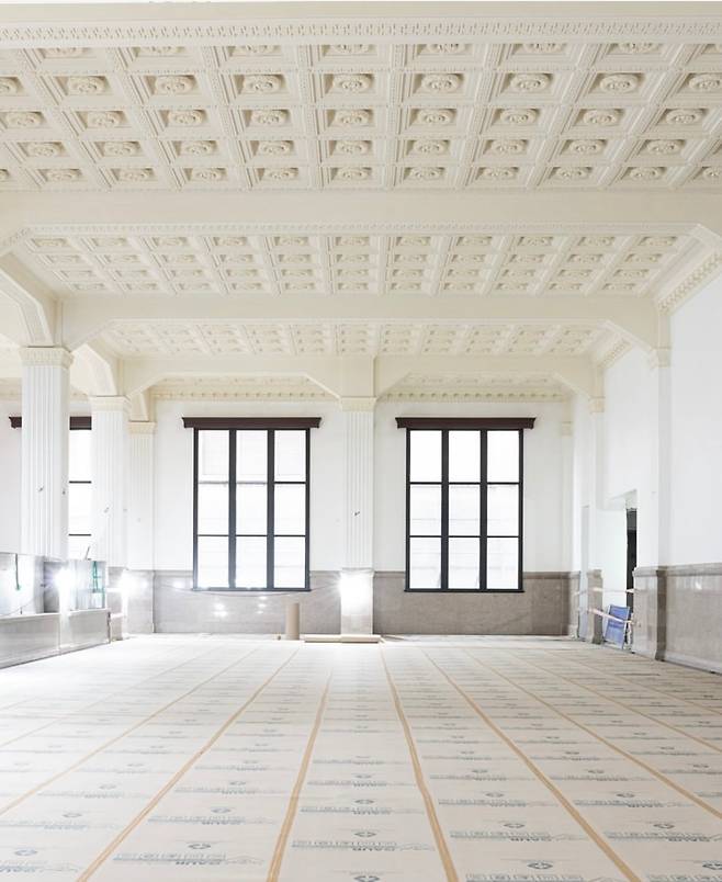 신세계 '더 헤리티지' 1층 천장의 꽃 모양 석고 부조. 이 공간에는 현재 샤넬 매장이 자리했다. /신세계백화점 인스타그램