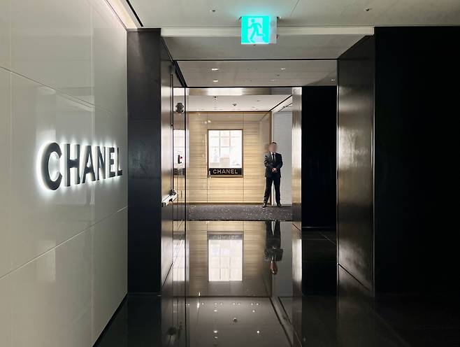 신세계백화점 본점 '더 헤리티지' 2층 샤넬 매장 입구. /김은영 기자