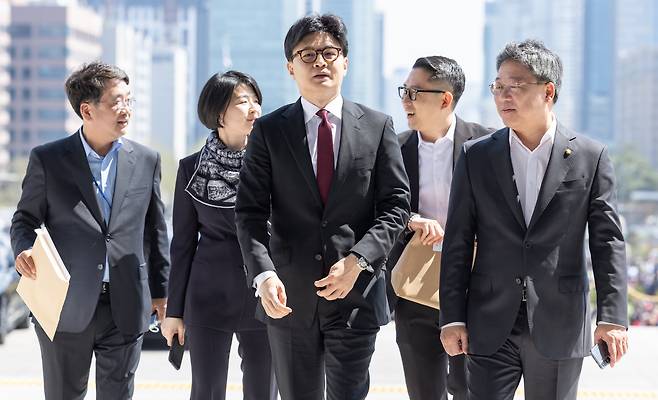 한동훈 국민의힘 전 대표가 10일 오후 서울 여의도 국회에서 제21대 대통령선거 출마 선언 기자회견에 앞서 권영세 비대위원장을 만나기 위해 발걸음을 옮기고 있다. /뉴스1