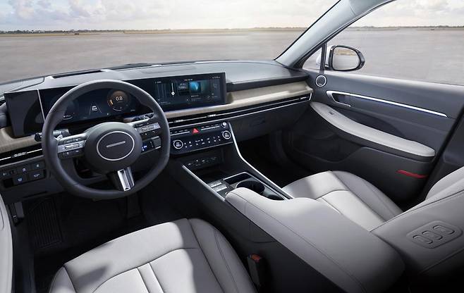 현대자동차의 대표 중형 세단 ‘쏘나타 디 엣지’의 연식 변경 모델 ‘2025 쏘나타 디 엣지’. 애프터 블로 기능을 적용하고 실내 지문 인증 시스템 위치를 변경하는 등 상품성을 개선한 것이 특징이다. 현대자동차 제공