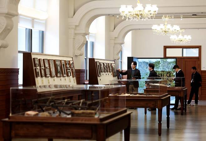 서울 중구 신세계백화점 본점이 옛 제일은행 본점 건물을 재단장한 ‘더 헤리티지’를 개관했다. 사진은 더 헤리티지 4층에 있는 역사관 모습. 뉴시스