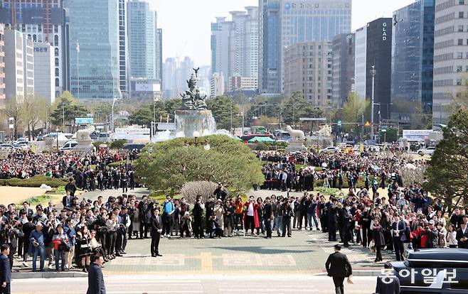 국회 광장에  한동훈 전 대표의 지지자들이 일찍부터  자리를 함께 했다. 이훈구 기자 ufo@donga.com
