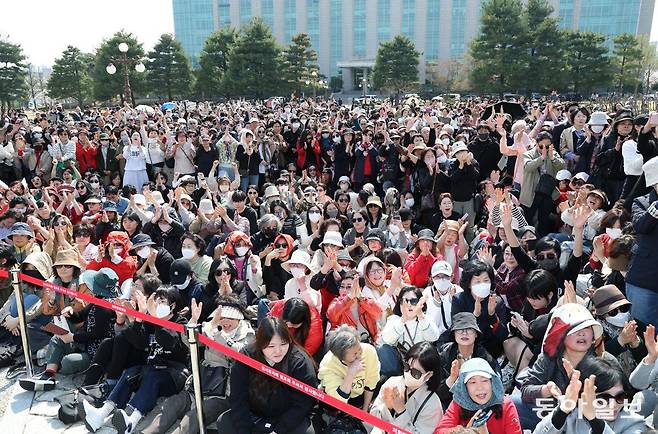 국회 분수대 주변 광장을 가득 메운 지지자들.  이훈구 기자 ufo@donga.com