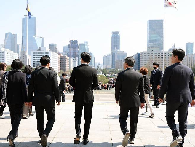 국민의힘 지도부 면담을 마친 한 전 대표와 의원들이 연설장소인 국회 광장으로 이동하고 있다.  이훈구 기자 ufo@donga.com