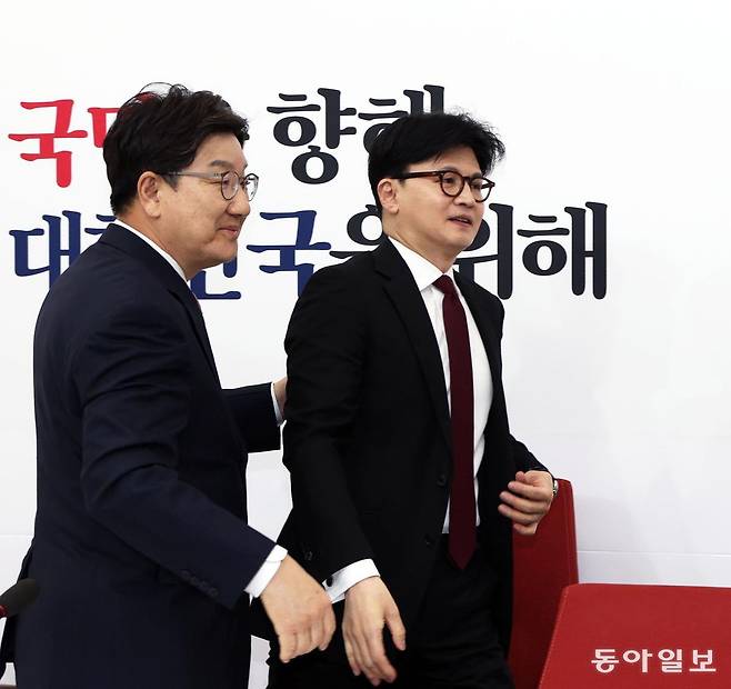 권성동 국민의힘 원내대표가 한 전 대표와 회동을 마치고 배웅하고 있다.  이훈구 기자 ufo@donga.com