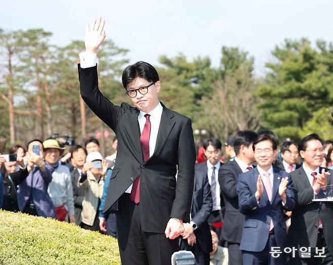 출마연설을 마치고  취재진과 지자자들에게 손들어 인사하는  한동훈 전 대표.  대통령을 향한 그의  도전이  성공할 지  실패로  돌아갈 지  국민들의 관심이 커진  하루였다.    이훈구 기자  ufo@donga.com