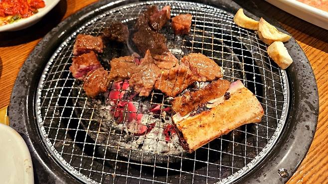 20250409_191313.jpg 회사 대표님이 사주신 한우 그리고 선물